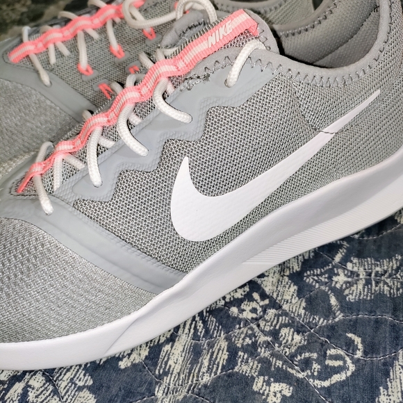 Nike - Picture 2 of 9